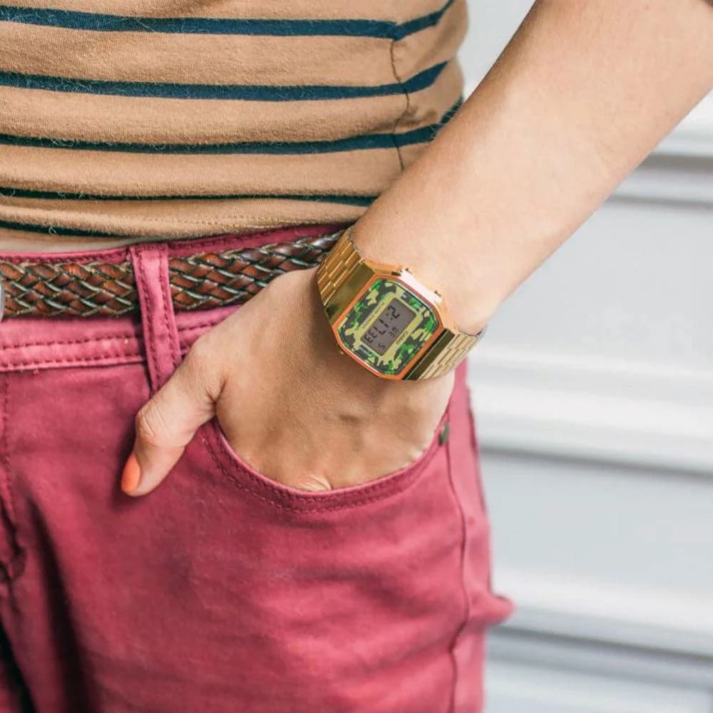 Montre Casio A168WEGC-3EF Dorée avec Cadran Camouflage Vert Militaire vue 4