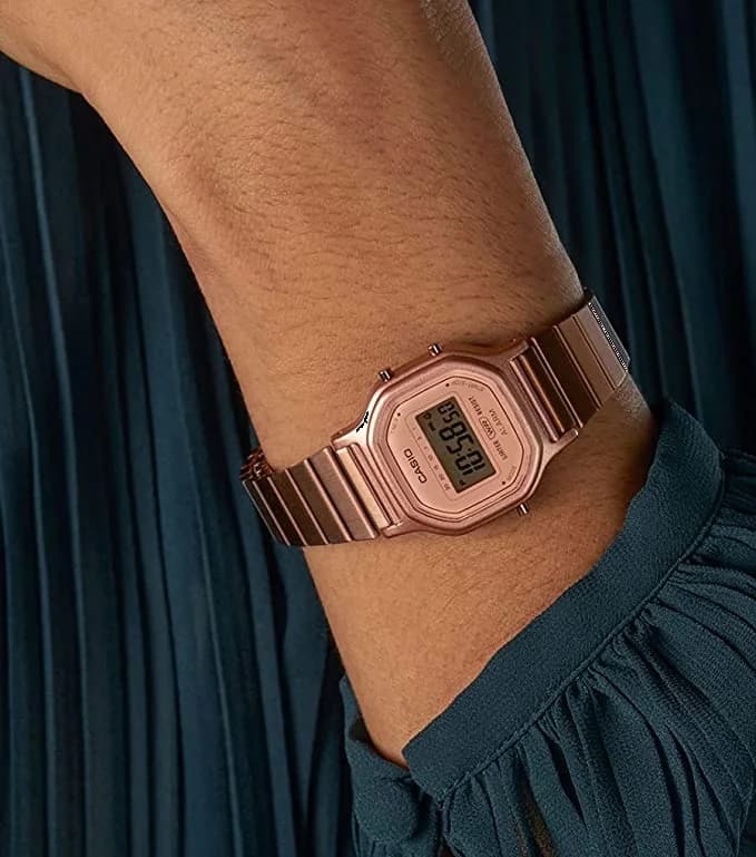 Montre Casio LA-11WR-5AEF en métal doré rose à affichage digital vue 4