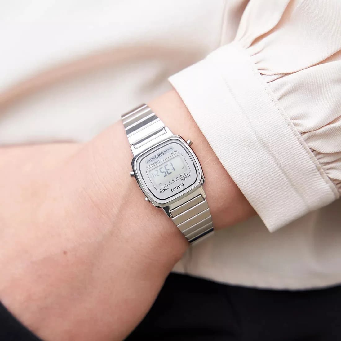 Montre Casio LA670WEA-7EF à Affichage Digital et Bracelet en Acier Gris vue 3