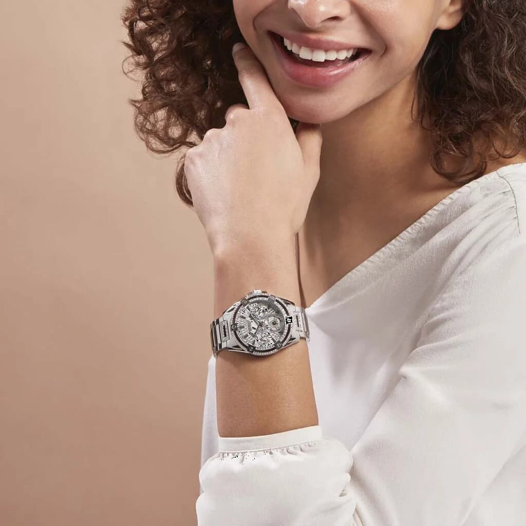 Montre femme Guess Queen GW0464L1 en acier argenté cadran orné de cristaux vue 4
