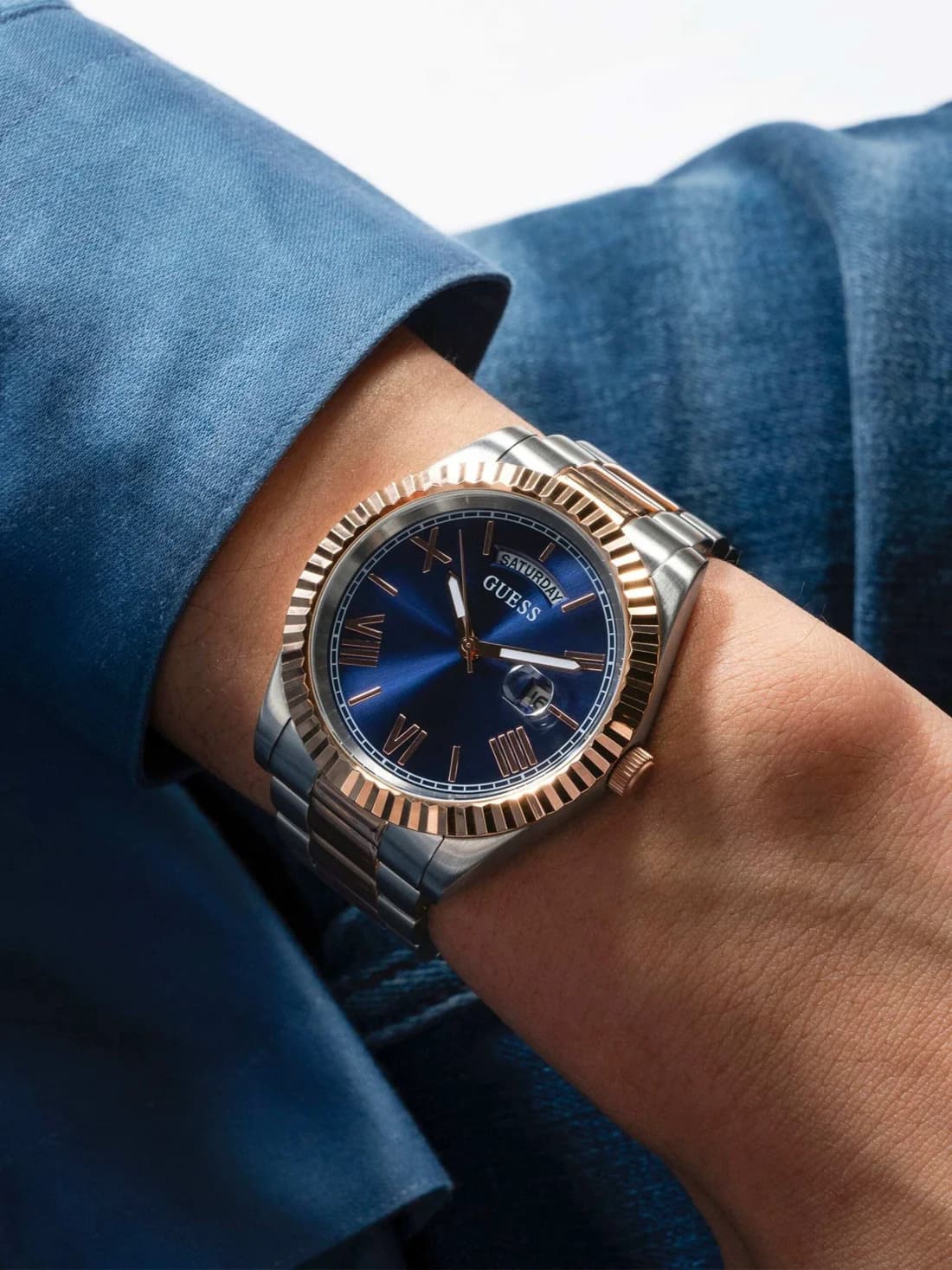 Montre Homme Guess Connoisseur GW0265G12 bracelet acier bicolore cadran bleu vue 5