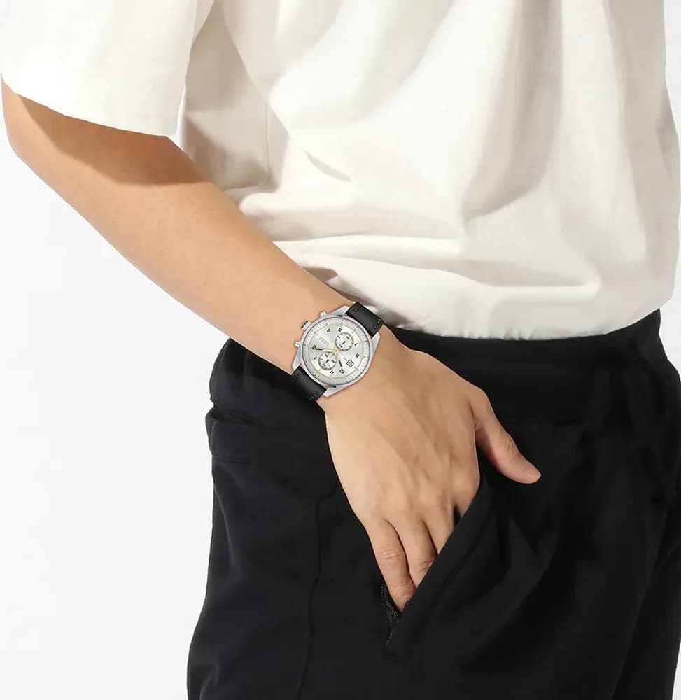 Montre Hugo Boss 1514147 Skytraveller Chronographe en Acier et Cuir Noir vue 4